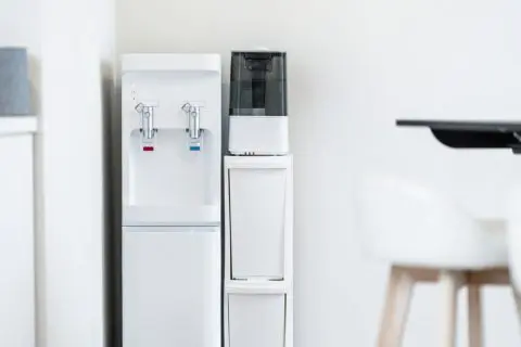 ショッピングモールでウォーターサーバーの営業を受けました。「ウォーターサーバー」と「ペットボトル」の水を買うのではどちらのほうが安いのでしょうか？