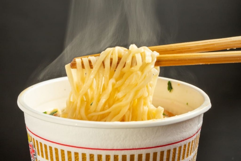 息子に月「4万円」を仕送りしていますが、「毎日カップ麺生活」をしているそうです。仕送り額を増やさずに健康的な食生活を送ってもらうにはどうすればよいでしょうか？