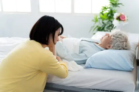 親がヘルパーを拒否するので仕事を辞めて介護しているのですが、経済的にもう限界です。介護サービスを受けるとどのくらい負担を減らせますか？