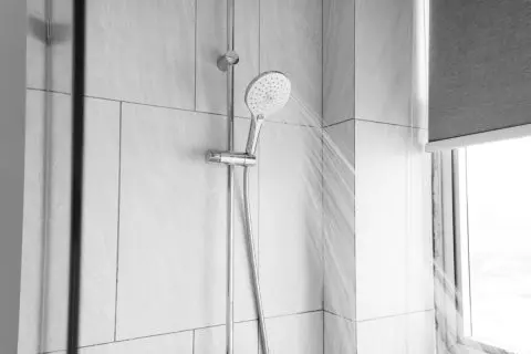 娘のマンションが「シャワールームのみ」と聞きビックリ！「水道代がもったいない」とのことですが、最近の人はお風呂につからないのでしょうか？“湯船につかる割合”もあわせて解説