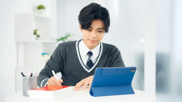 息子が進学する学校から「タブレット端末の指定購入」を求められました。自治体や学校による端末購入補助や給付金制度はあるのでしょうか?