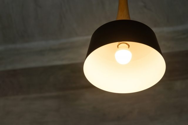 アンペアを変えると値上がりした電気代を「節約」できる？ もし「30アンペア」から「20アンペア」へ変更したらどれくらい安くなる？