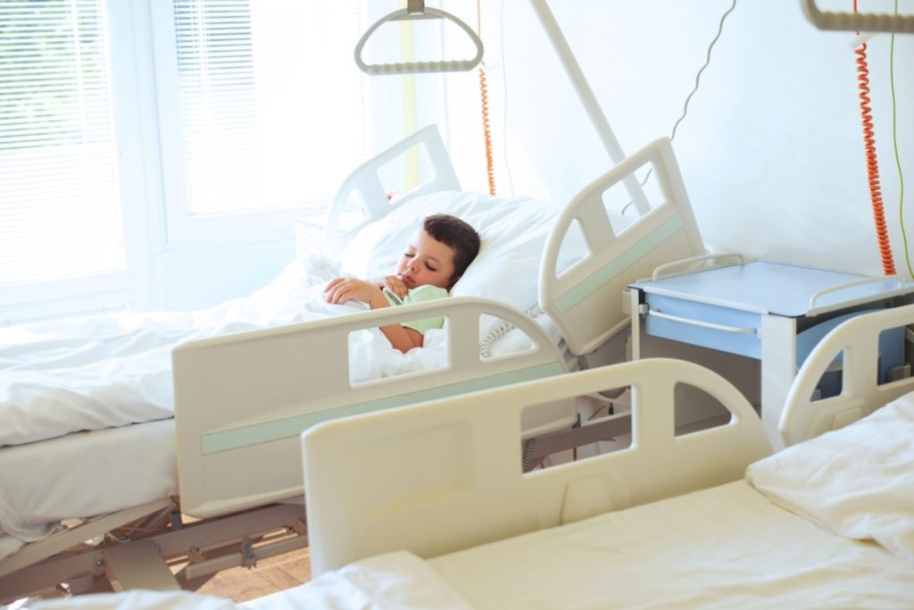 子どもの風邪が悪化して肺炎になってしまい入院…。子どもの「医療費が無料」の地域でも、民間保険の保険金を受け取れる?