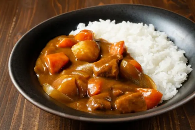 日本の国民食「カレー」を作ると、物価高の影響で「1食407円」に!? お米が“5kgで4200円超”となった今、手軽な料理ではなくなるの?「カレーライス物価指数」をもとに解説