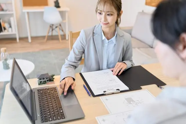 春から家賃6万円の物件で1人暮らしを始めます。収入は手取りで18万円ほどですが、生活できるでしょうか?