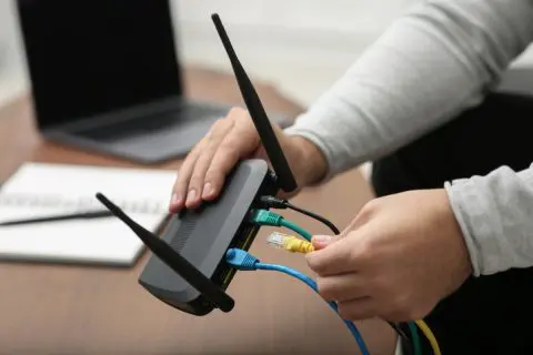 家の「Wi-Fiルーター」は24時間365日つけっぱなしです。当然と思っていたのですが「電気代が1万円くらいかかるのでは？」と不安になってきました。年間の電気代はどれくらいになるのでしょうか？