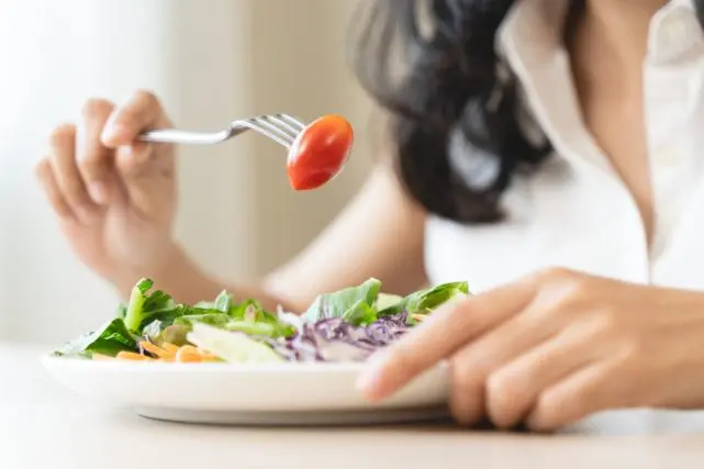 ダイエットも兼ねて「1日2食」にしようかと考えています。食費も節約できそうですが、月にいくらくらい節約できるでしょうか?