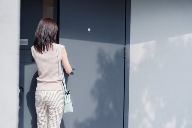 分譲マンションの「玄関ドア」を塗り直そうとしたら、管理組合から「共用部分だからダメ」との返答が！ 自宅のドアは「専有部分」じゃないの？ うっかりリフォームで“無駄な出費”を防ぐために知っておきたいポイントを解説