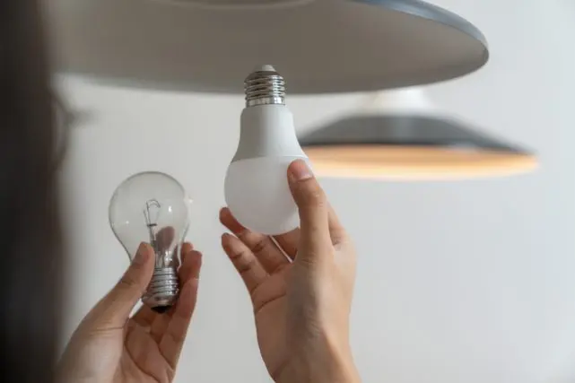 「LED電球」は1000円以上するので、安い「白熱電球」をいつも買っています。寿命はどれくらい違うのですか?長い目で見るとLEDを買った方が節約になりますか?