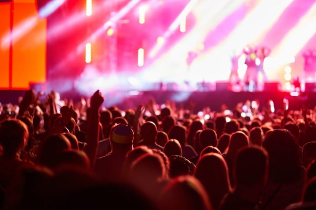 ライブハウスに行ったら「ワンドリンク制なので」と、500円の支払いを求められた！ どうしてライブを見に行って“飲み物”が提供されるの？ 理由を解説