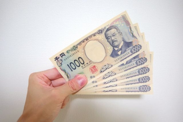 お釣りの「千円札」に違和感が！ よく見ると“偽札”みたいだけど、そのまま使うと違法に!? どこに相談すべきかについても解説