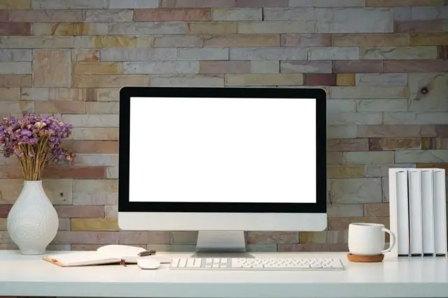家事の合間にYouTubeやネットショッピングで「パソコンをつけっぱなし」…「毎日5時間」使って年間の電気代はいくら?こまめに電源は消したほうがいい?