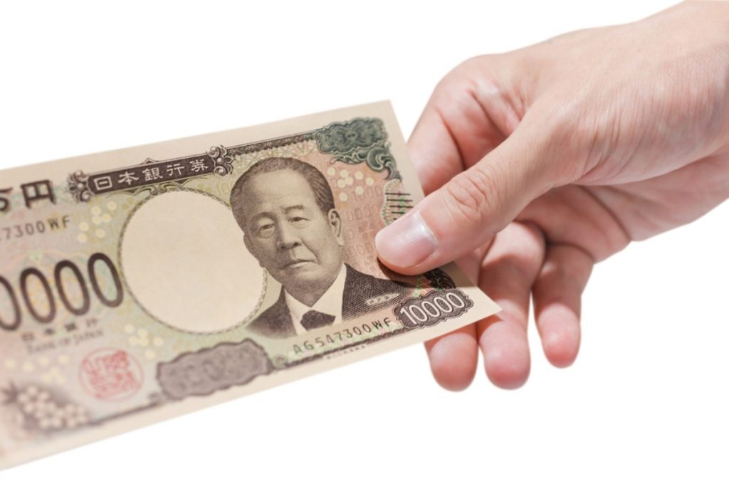 実家に暮らしている大学生の息子に「バイト代月6万」のうち「1万円」を家に入れてもらっています。これって普通なのでしょうか?