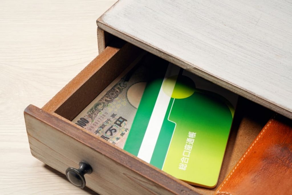 実家の片づけで「古い通帳や年金手帳」が出てきました。使わないと思うのですが処分しても問題ないですか？