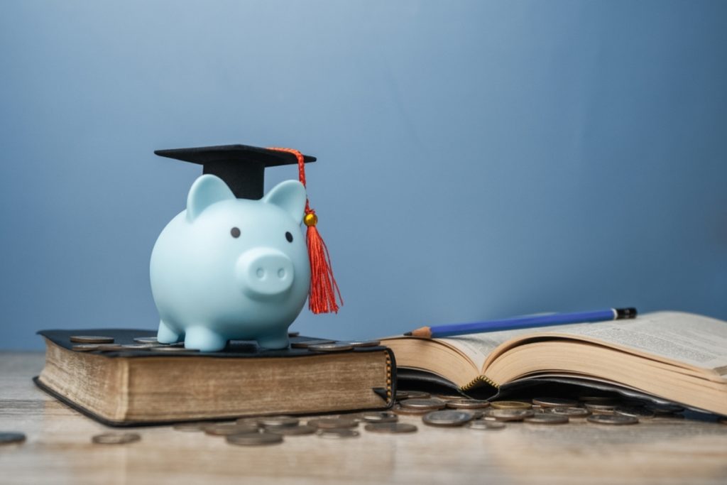 高校に通う子どもがいます。世帯年収「1000万円」ほどあるのですが、国の修学支援は受けられないのでしょうか?