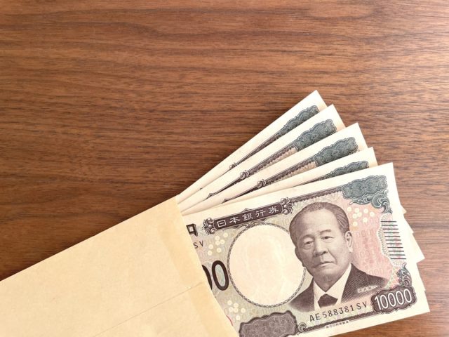 実家住みの20代で「月3万円」お金を入れていますが「もっと入れてほしい」と言われます。「食費と水道光熱費」で、毎月どのくらいの額が最適ですか？