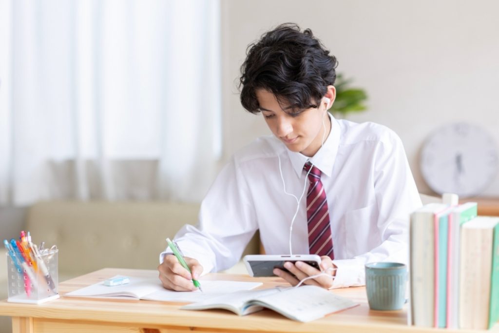 「医者になりたい」と言う高校生の息子。医学部はほかの学部よりも学費が高いと聞きますが、実際どれくらい違うのでしょうか?