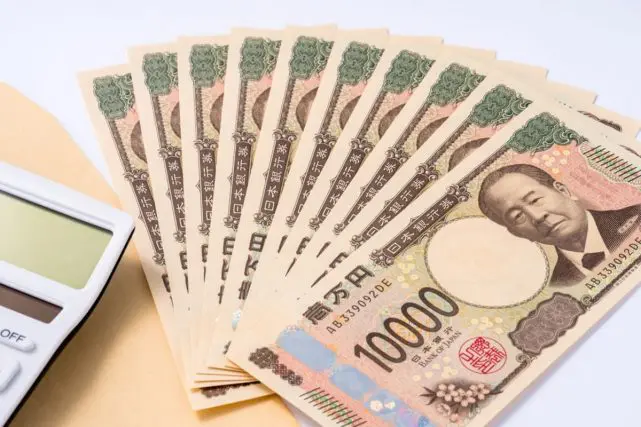 大学生の息子の仕送りは「月6万円」です。1人暮らしで家賃「5万円」ですが、食費などもやりくりできるのでしょうか? 周囲は仕送りが“月10万円”と聞き不安です…