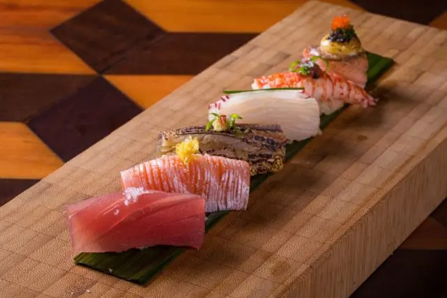 家族で「お寿司」をお腹いっぱい食べたい! 自宅で作るといくら安くなる?「スシロー・くら寿司・はま寿司」の価格と比較