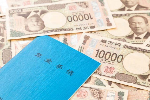 働きながら「年金」をもらうと支給がカットされる？月いくらまでなら稼いで大丈夫？