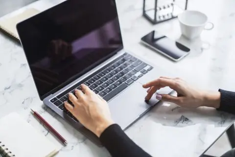 電気代節約のため「デスクトップPC」を「ノートPC」に変えたい！→電気代はどれくらい減る？節電に効果的な方法はあるの？