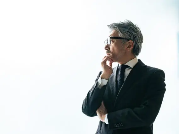 55歳で「役職定年→年収ダウン」に! 転職を検討中だけど“50代・住宅ローンアリ”では厳しい? 50代後半の転職者で「年収が下がった」は約3割!? 知っておきたい注意点とは