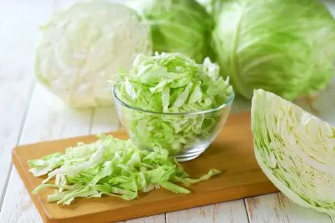 キャベツ1玉が「150円」程度になり価格が落ち着いてきました。カット野菜1袋100円とキャベツ1玉ではどちらがオトクなのでしょうか？