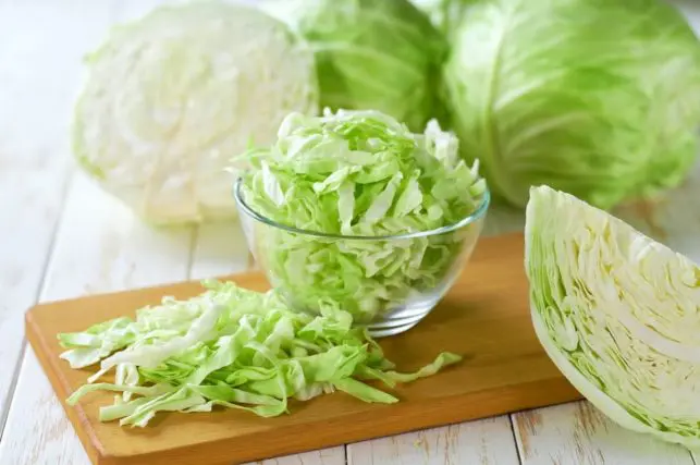 キャベツ1玉が「150円」程度になり価格が落ち着いてきました。カット野菜1袋100円とキャベツ1玉ではどちらがオトクなのでしょうか?