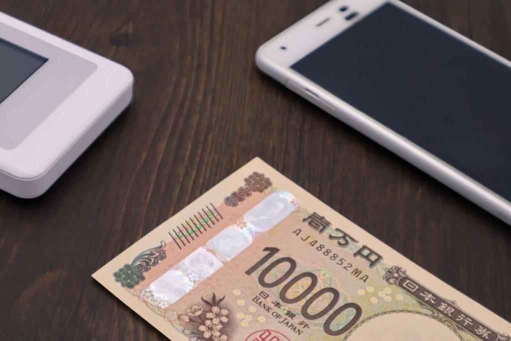 携帯ショップで「スマホを1円で購入できる」広告を見たのですが、どういう仕組みでしょうか？ 「追加費用」はかからないのですか？