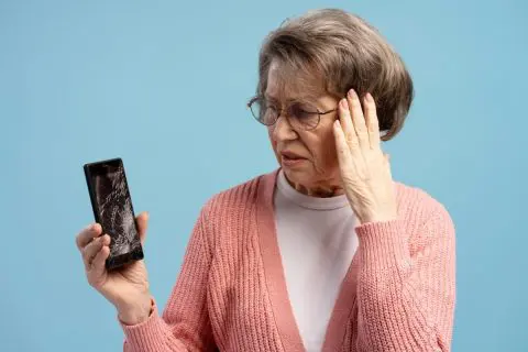 「スマートフォン」を「買い替える目安」の「期間」はどのくらい？「10万以上」使ったので、故障気味でも長く使いたいですが…故障を理由に買い替える人の割合は？