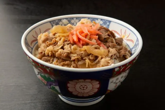 松屋で毎日「460円」の牛めしを食べる友人。「自炊だと50円も高い」とのことですが、物価高でも“自炊”のほうがコスパはいいですよね? 牛丼を「買う・作る」費用を比較