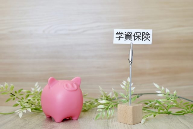 ママ友はみんな「月1～2万円」の学資保険に入ってるそうです。うちは「児童手当」を貯金してるだけですが、これでは足りないですか？「200万円」ほど貯まるなら十分でしょうか？