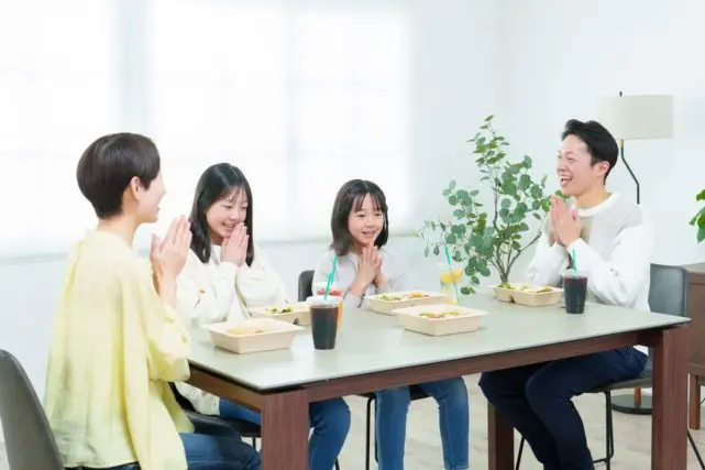 わが家は年収500万の4人家族で、外食代は毎月3万円です。「外食しすぎなのでは?」と言われましたが、平均はどのくらいなのでしょうか?