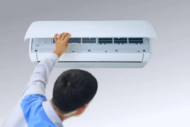 エアコンの掃除は半年に1回、自分でしています。友人から「電気代高くなっているよ」と言われたのですが、どのくらい違うのでしょうか?