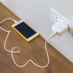 コンセントにスマホの「充電器」を挿しっぱなしをやめるとどのくらい節電になる？