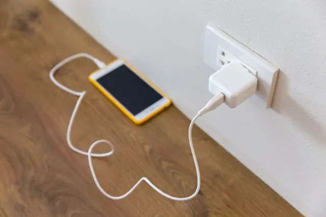 コンセントにスマホの「充電器」を挿しっぱなしをやめるとどのくらい節電になる?