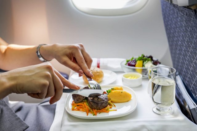 飛行機のファーストクラスに乗って「シャンパン代」だけで価格差を埋めたい！ 10時間のフライトで何杯飲めばいい？ エコノミークラスとファーストクラスの価格差も紹介
