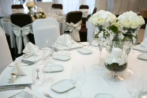 夫との結婚式を検討中ですが「平均費用」は「300万2000円」と聞いて自信がなくなってきました。正直親から援助してもらいたいのですが、少数派でしょうか？