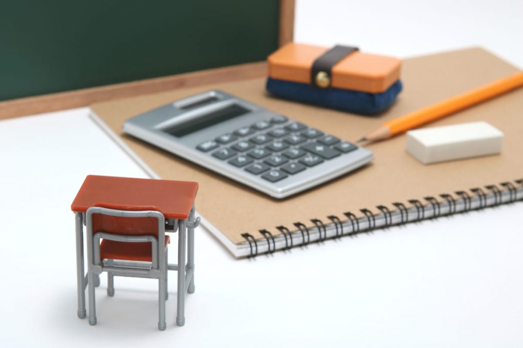 子ども3人を「大学までエスカレーターの私立」に入れるというママ友。「学費が300万円以上免除されるから」とのことですが、どういうこと? 具体的な“免除額”をシミュレーション