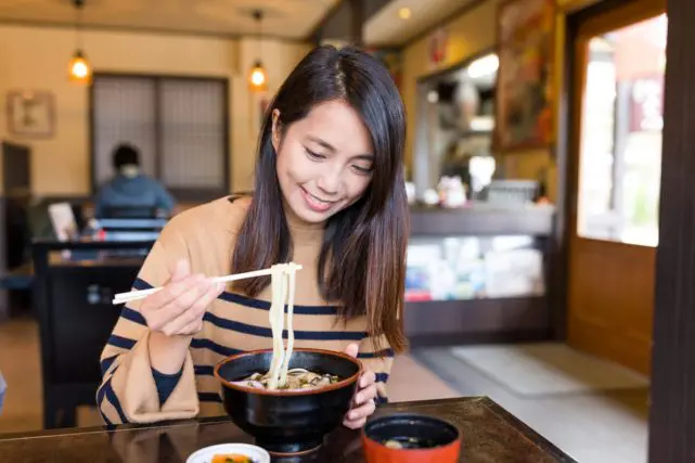 子どもが「一人暮らしで自炊しない」と言っています。外食ばかりだと月の食費はどれくらいかかるのでしょうか?