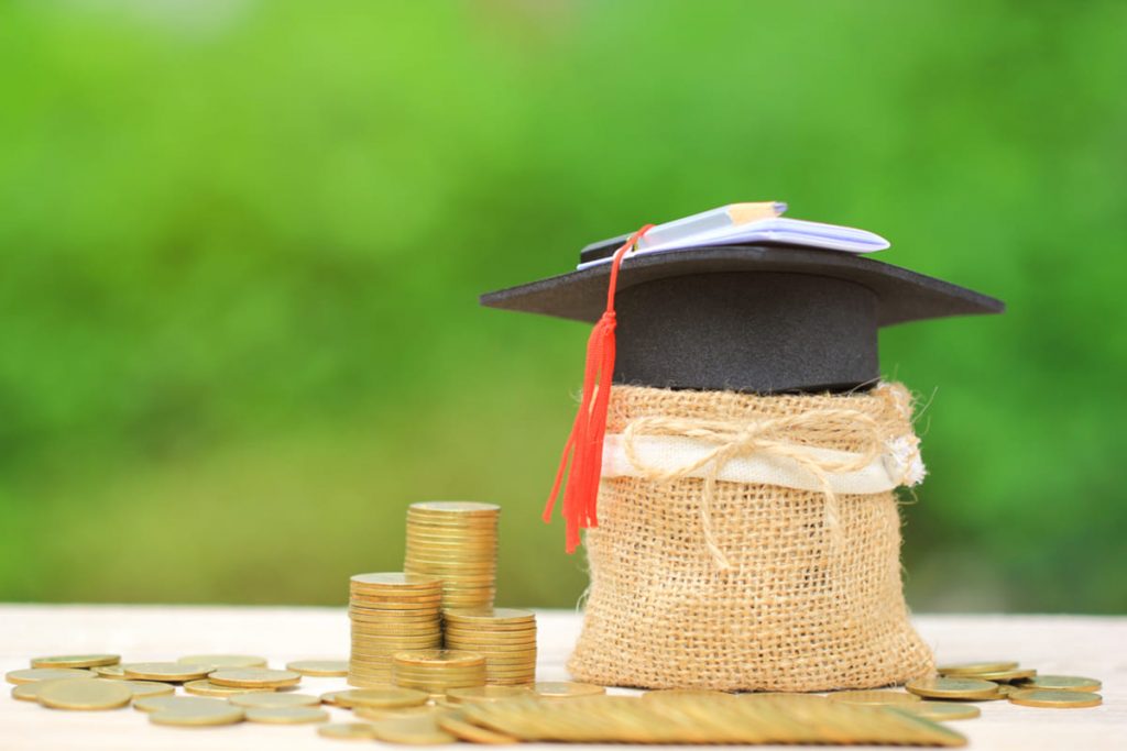 4月から始まった多子世帯の「大学授業料無償化」。子ども3人以上の世帯が対象らしいけど、ほかにも条件はある?