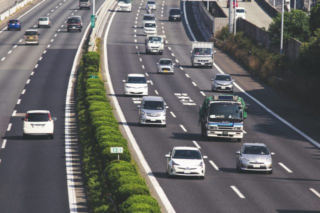 高速道路「休日割引」の対象期間縮小で、“東京～名古屋”間の高速往復が「約4000円」増加！ 空港の駐車場料金も、繁忙期は値上がりに!? 思わぬ「負担増」の内容と、交通費を抑えるポイントとは