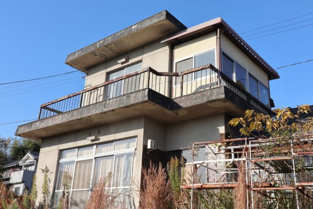 実家が空き家になり、使い道に困っています。「交通量の多い場所」ですが売りに出すのと貸しに出すのではどちらが利益があるのでしょうか。