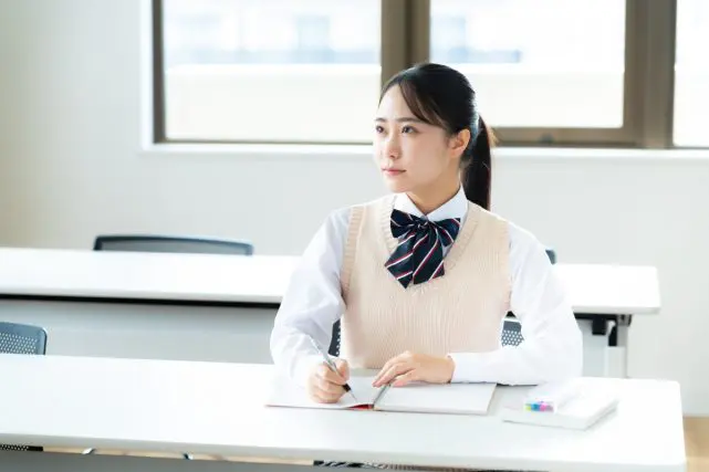 令和7年度から「高校無償化」の所得制限が事実上撤廃されたとのこと。それなら「高校進学」に向けた蓄えがなくても大丈夫?「来年春の進学」も安心?