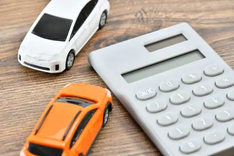 軽自動車からの乗り換えで「ヤリス」か「プリウス」で迷っています。「5ナンバー」と「3ナンバー」で維持費はどのくらい異なりますか？