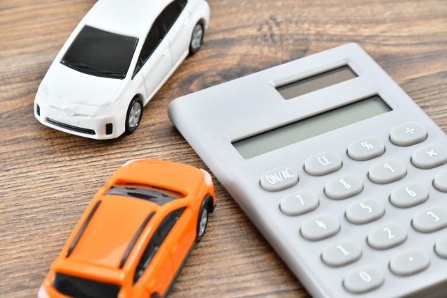 軽自動車からの乗り換えで「ヤリス」か「プリウス」で迷っています。「5ナンバー」と「3ナンバー」で維持費はどのくらい異なりますか？