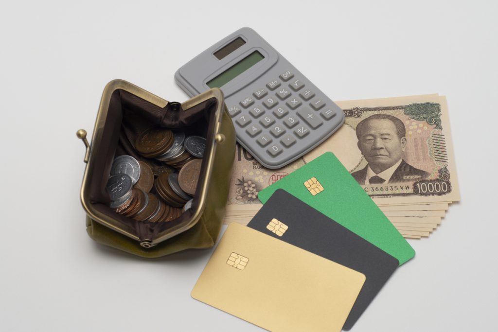ほとんどの買い物を「クレジットカード」で済ます友人。支払いが「毎月30万円以上」と聞いてびっくり!「カードの引き落とし」はいくらくらいが一般的なのでしょうか?