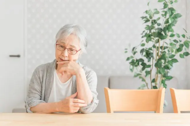 65歳で夫を亡くし、いまは「遺族年金」でなんとか生活しています。貯金は残り「500万円」程度なのですが、残り20年の「老後人生」はこれでまかなえるでしょうか?