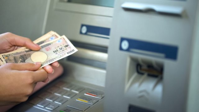 祖母から毎年「100万円」振り込んでもらえることになりました。贈与税対策だそうですが、祖母名義の口座で保管してもらった方がいいですか？