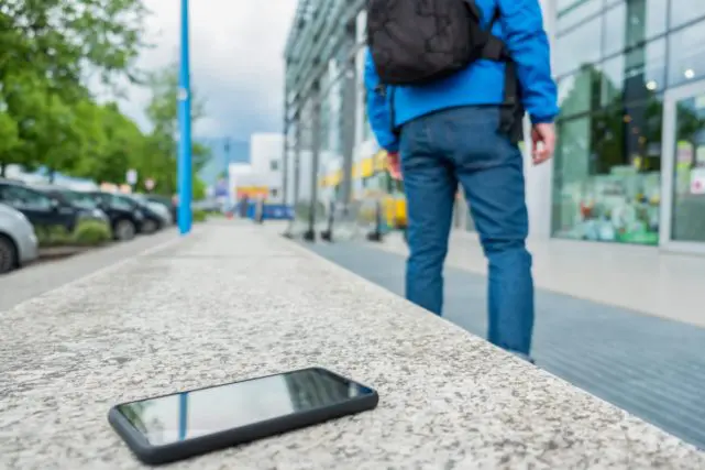 海外旅行の途中でスマートフォンを置き忘れてしまいました…。保険の「携行品損害」で請求できますか?